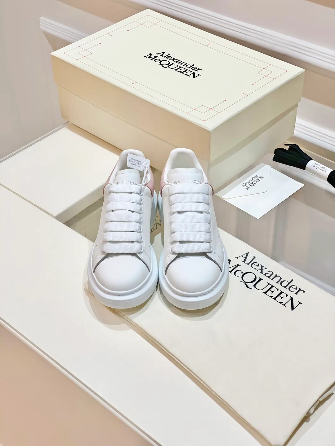 👟👟Ex-factory price 560👟👟 𝐀𝐥𝐞𝐱𝐚𝐧𝐝𝐞𝐫 𝐌𝐜𝐐𝐮𝐞𝐞𝐧A must-have for going out ~ full of confidence. McQueen white shoes are versatile and can instantly elongate your proportions. The long legs that fill the screen make you confident, sweet and cool, and can be controlled by both male and female gods, making you look better as you wear them. ⭐Shoe upper material: first-layer cowhide ⭐Shoe lining material: sheepskin ⭐Available sizes: 35-40, male 39-45 (female 40, male 45 customized)